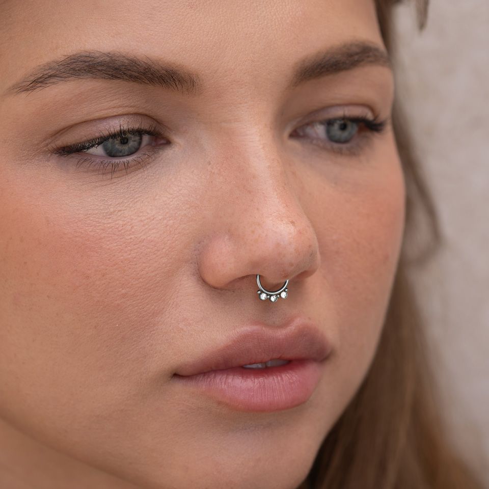 Fake-septum-rengas – kolme kiveä