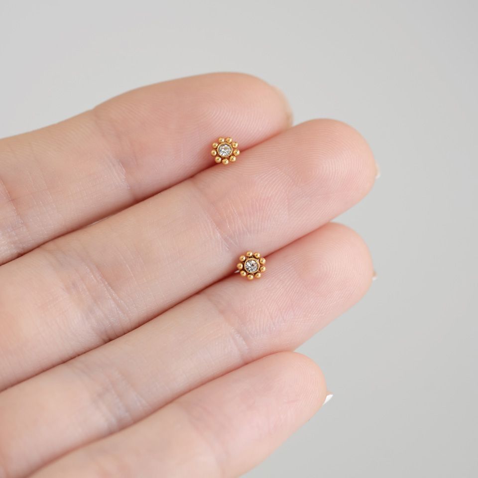 Sisäkierteinen labret koristehelmillä