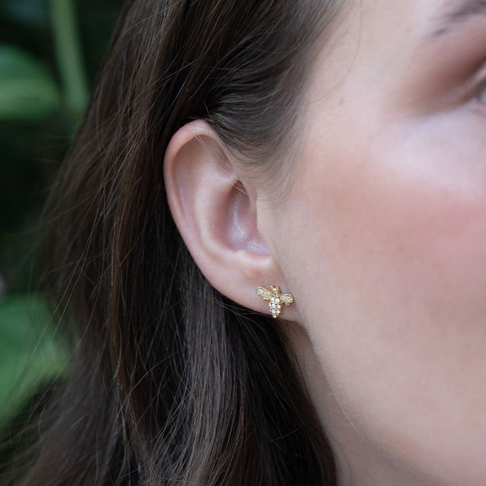 Labret sisäkierteillä ja koristeellisella mehiläisellä