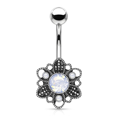 Napakoru antiikkisella kukalla ja opaliitilla