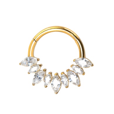 Saranallinen titaanirengas eteenpäin suunnatuilla markiisikivillä