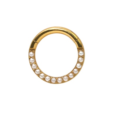 Titaanirengas eteenpäin suunnatuilla helmillä