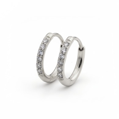 Kirurginteräksinen huggie-vannepari korukivillä