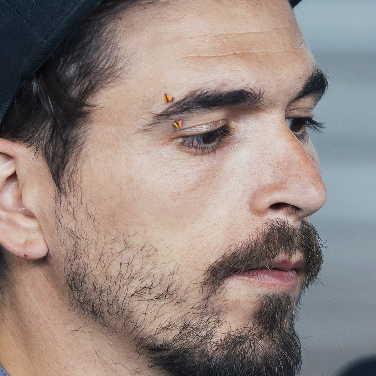 Monivärinen bananabelli piikeillä