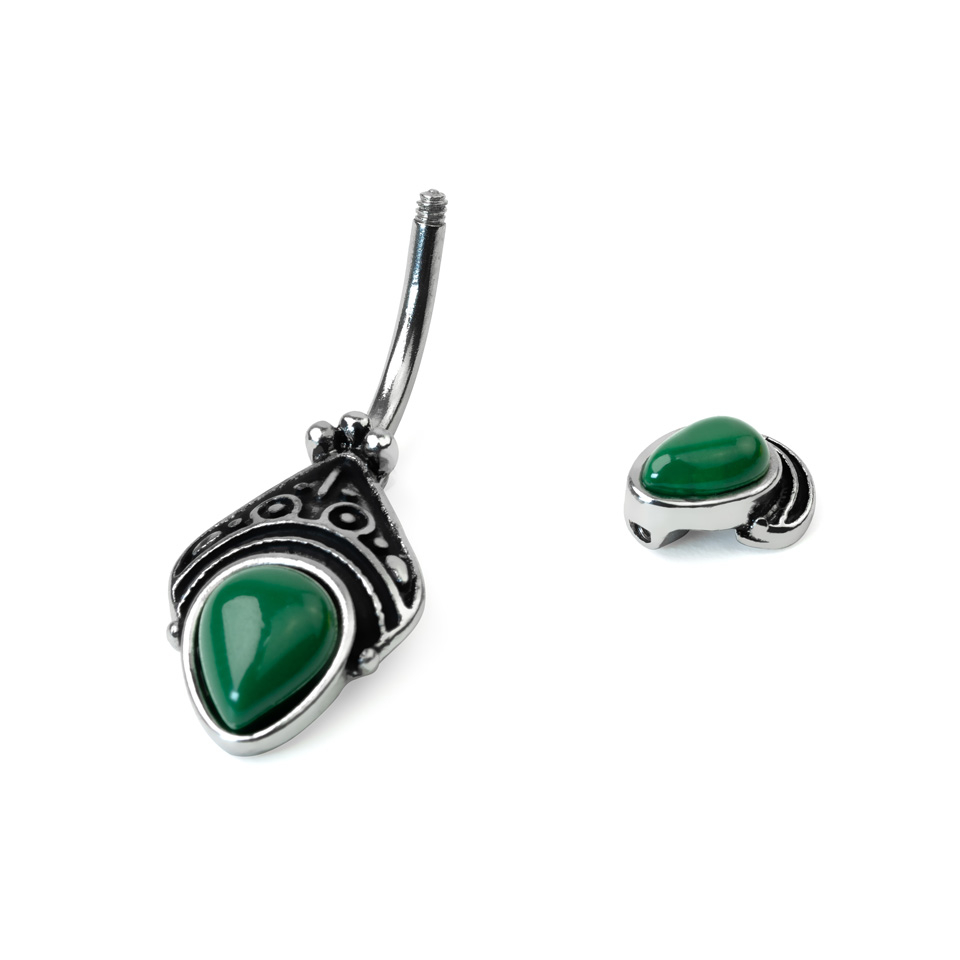 Napakoru filigraanikuviolla ja pisara jalokivillä