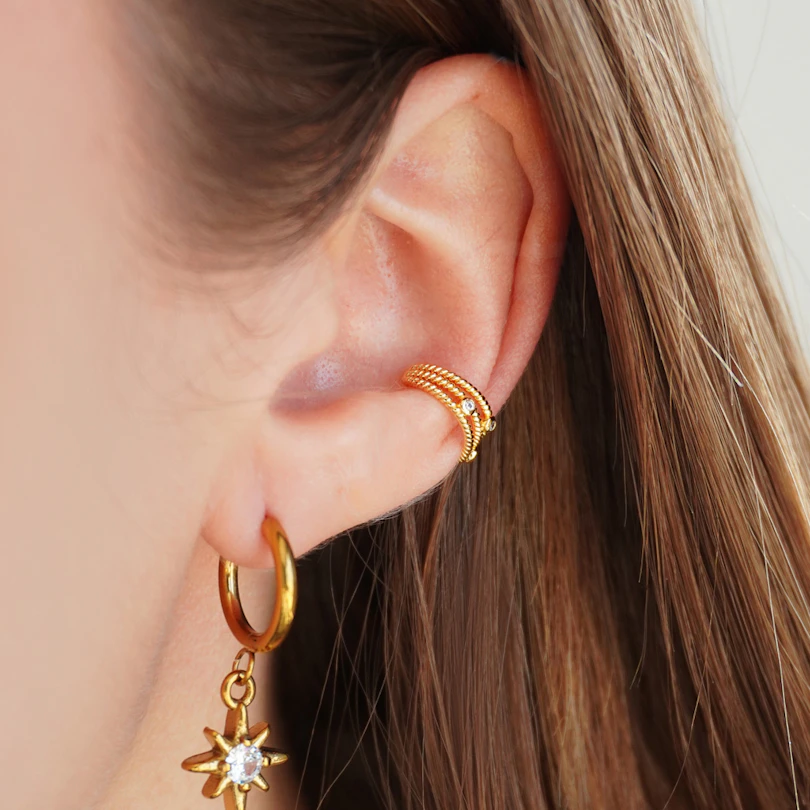 Kierretty tripla-earcuff kolmella korukivellä