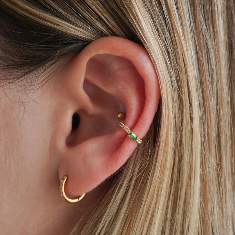 Earcuff vihreällä korukivellä