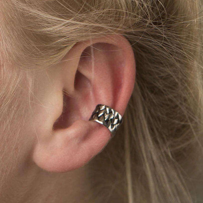 Ear cuff punotulla kuviolla