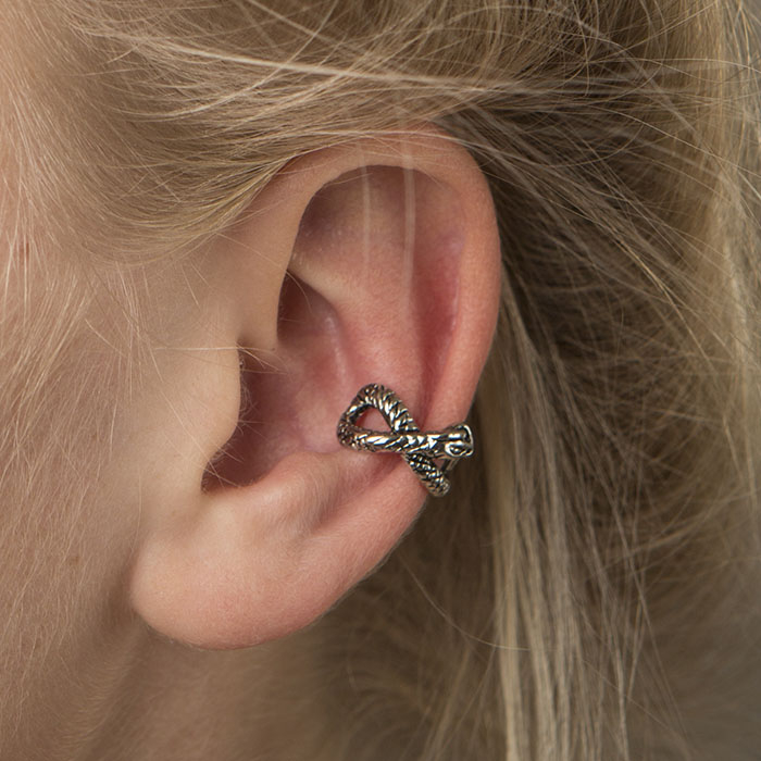 Ear cuff käärmeellä