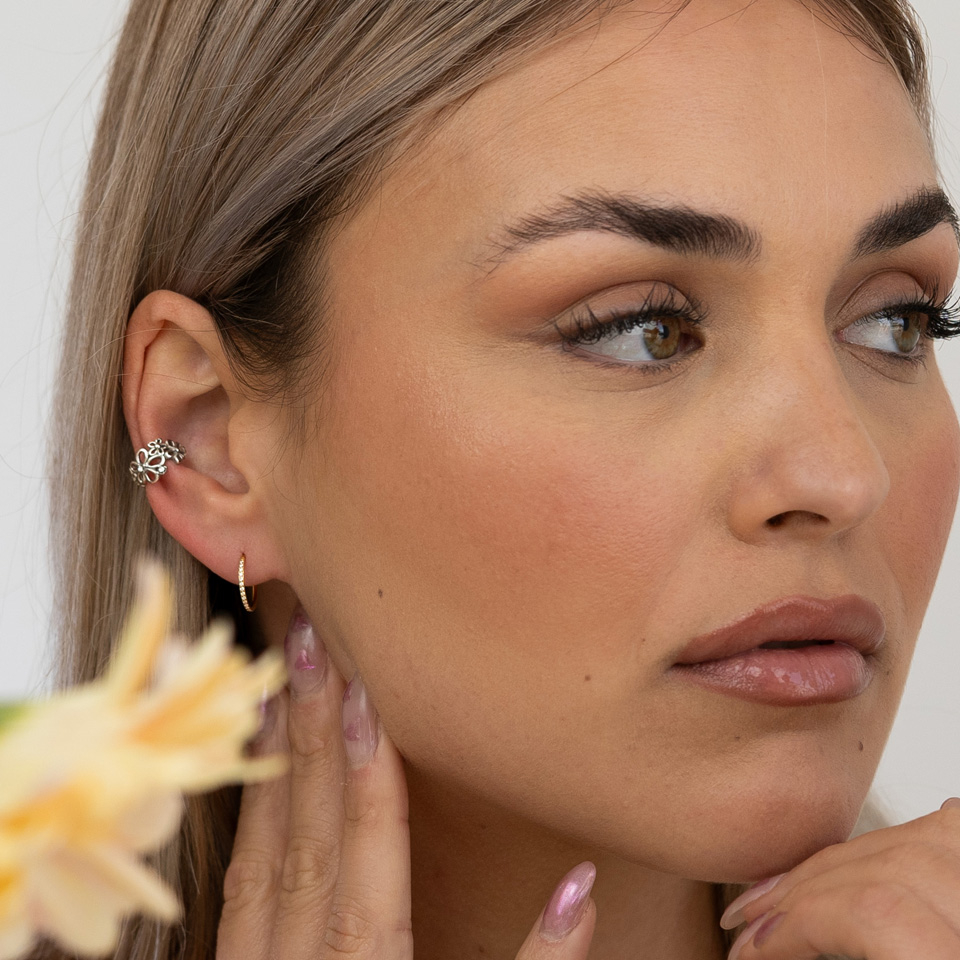 Kirurginteräksinen kukka- ear cuff