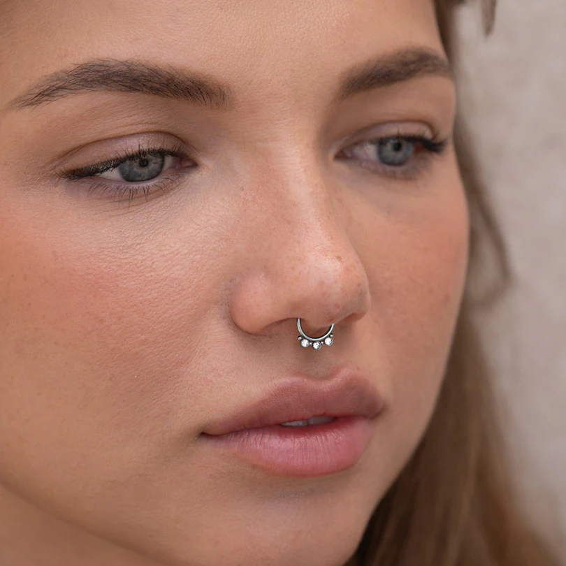 Fake-septum-rengas – kolme kiveä