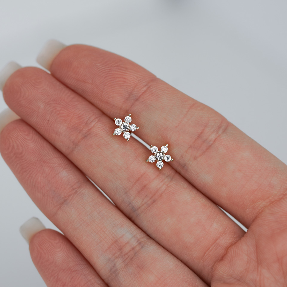 Sisäkierteinen labret – zirkoniakukka