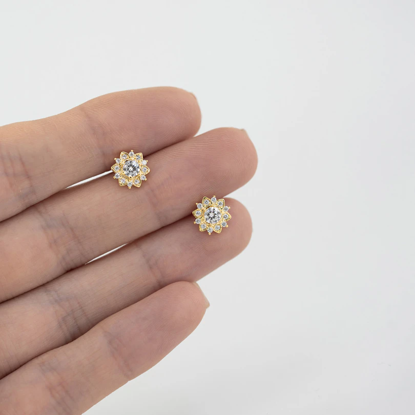 Sisäkierteinen labret lootuskukalla