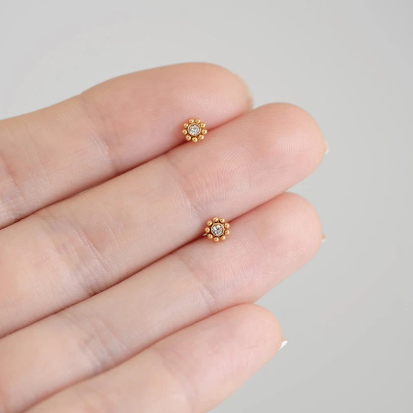 Sisäkierteinen labret koristehelmillä