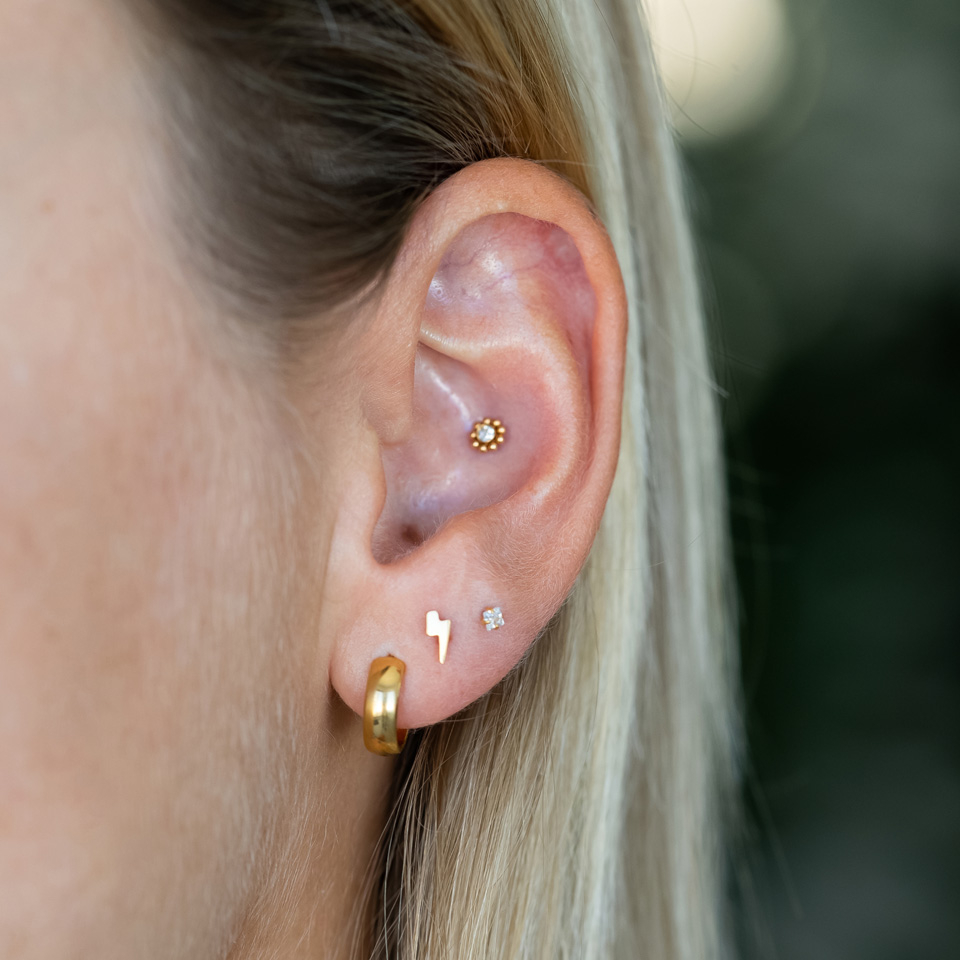 Sisäkierteinen labret koristehelmillä