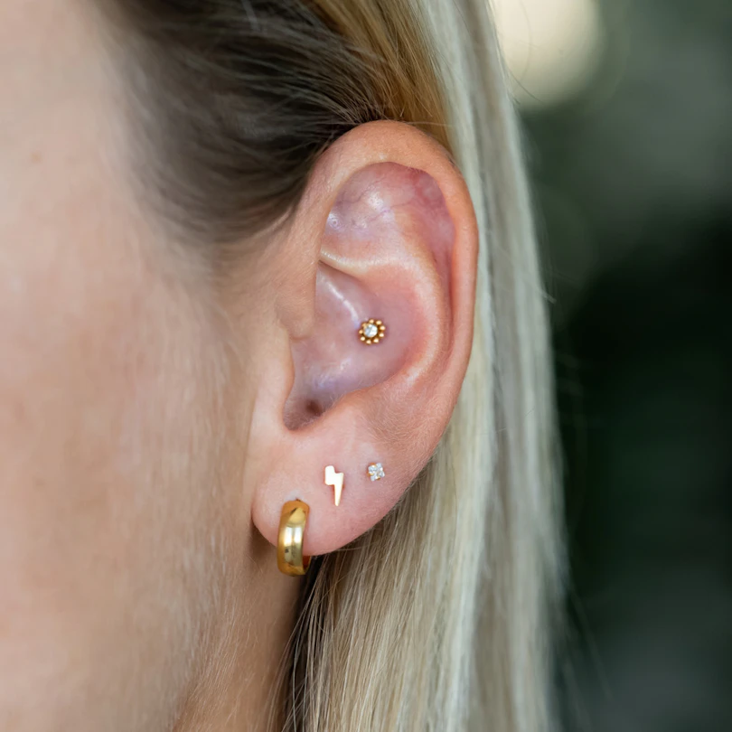 Sisäkierteinen labret koristehelmillä
