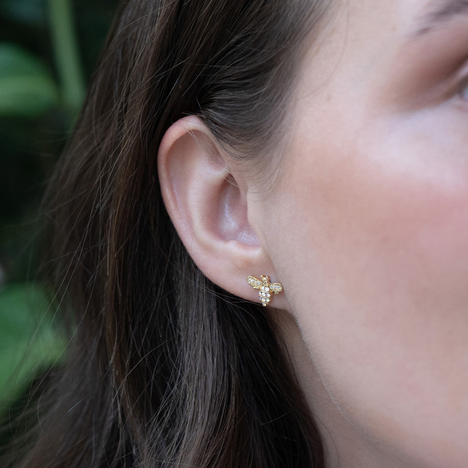 Labret sisäkierteillä ja koristeellisella mehiläisellä