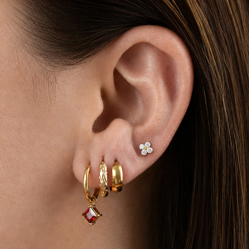 Titaaninen labret miniatyyrikukalla