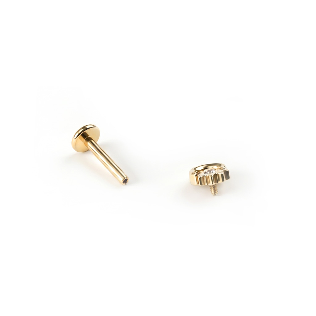 Titaaninen labret auringolla ja kuulla