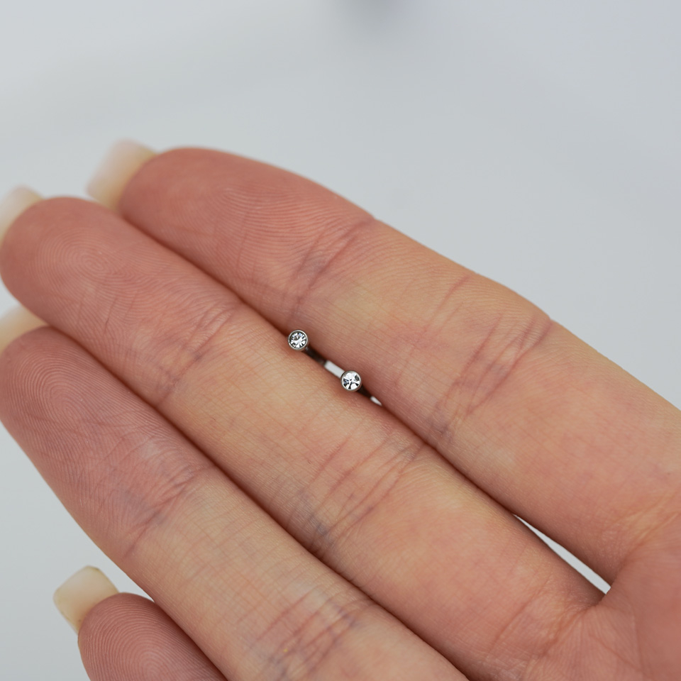 Labret sisäkierteillä ja pienellä jalokivellä