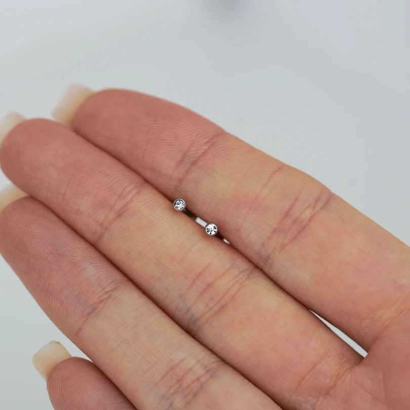 Labret sisäkierteillä ja pienellä jalokivellä