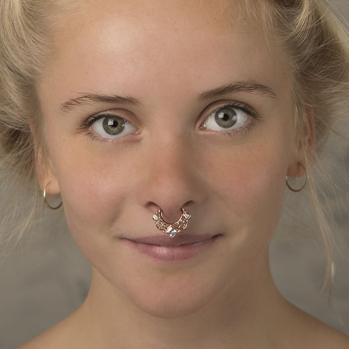 Septum clicker koristeilla ja nelikulmaisella jalokivellä