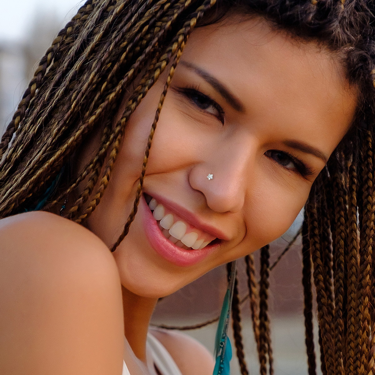 Nenäkoru jalokivellä eri malleissa