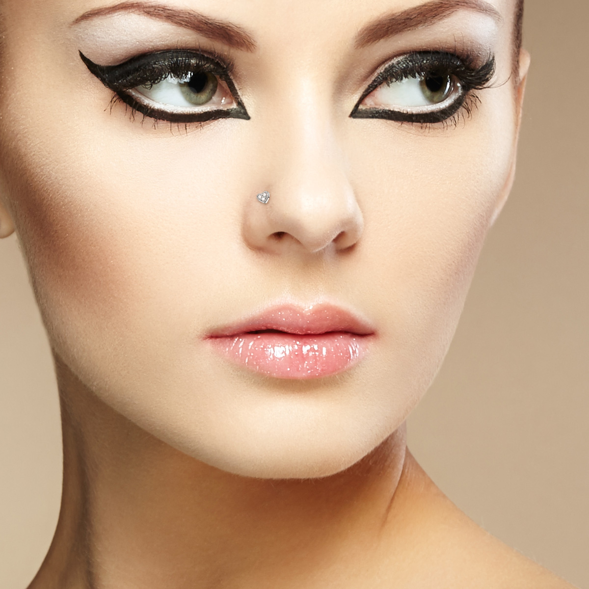 Nenäkoru sydämellä ja kolmella jalokivellä