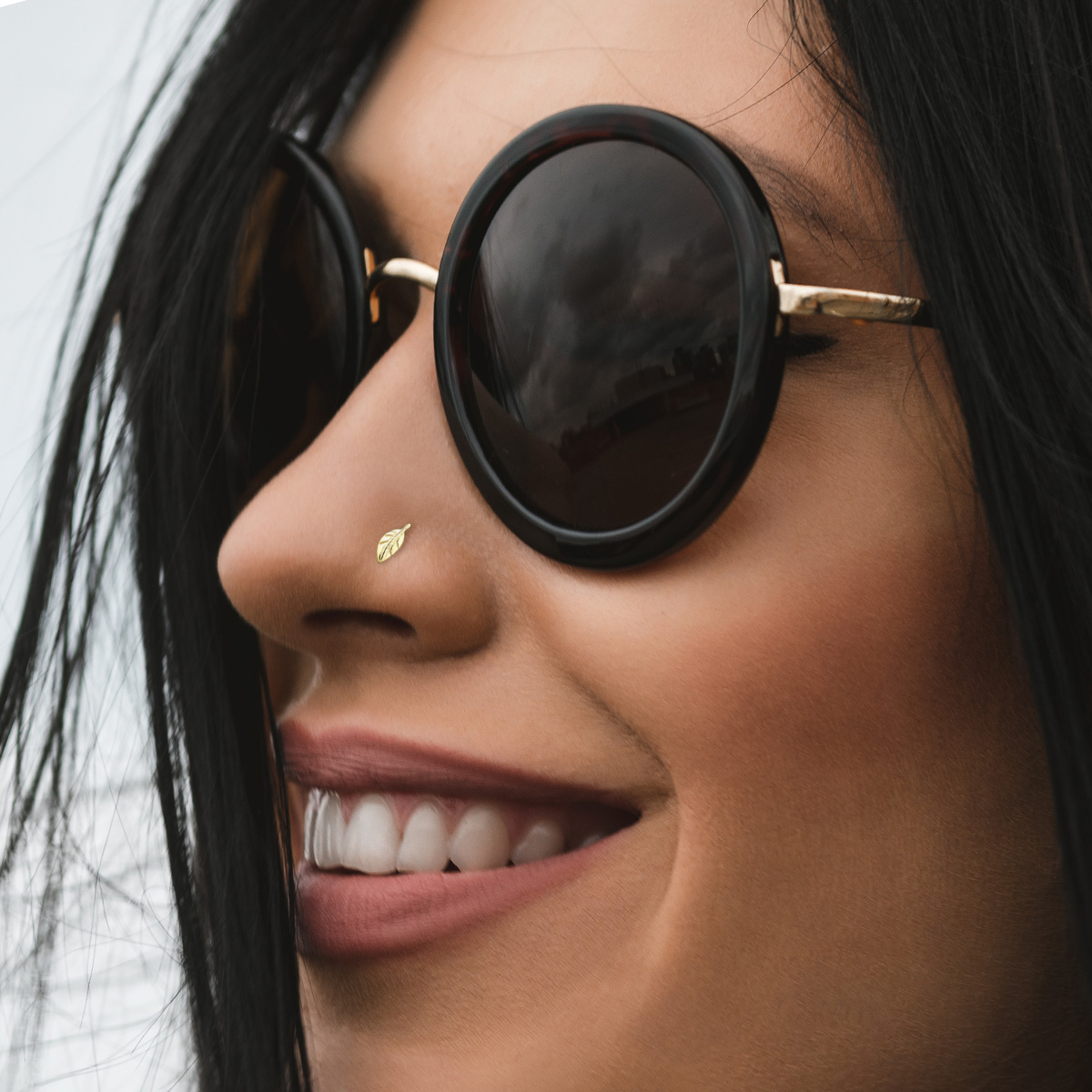 Nenäkoru 14 karaatin kultaa lehdellä