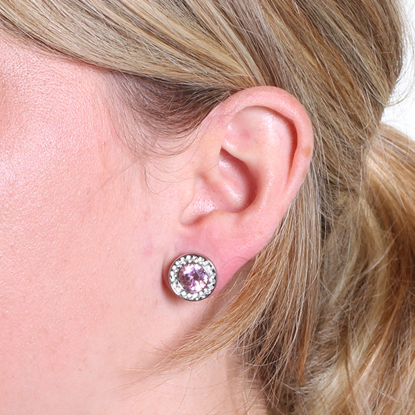 Plugi suurilla ja pienillä jalokivillä