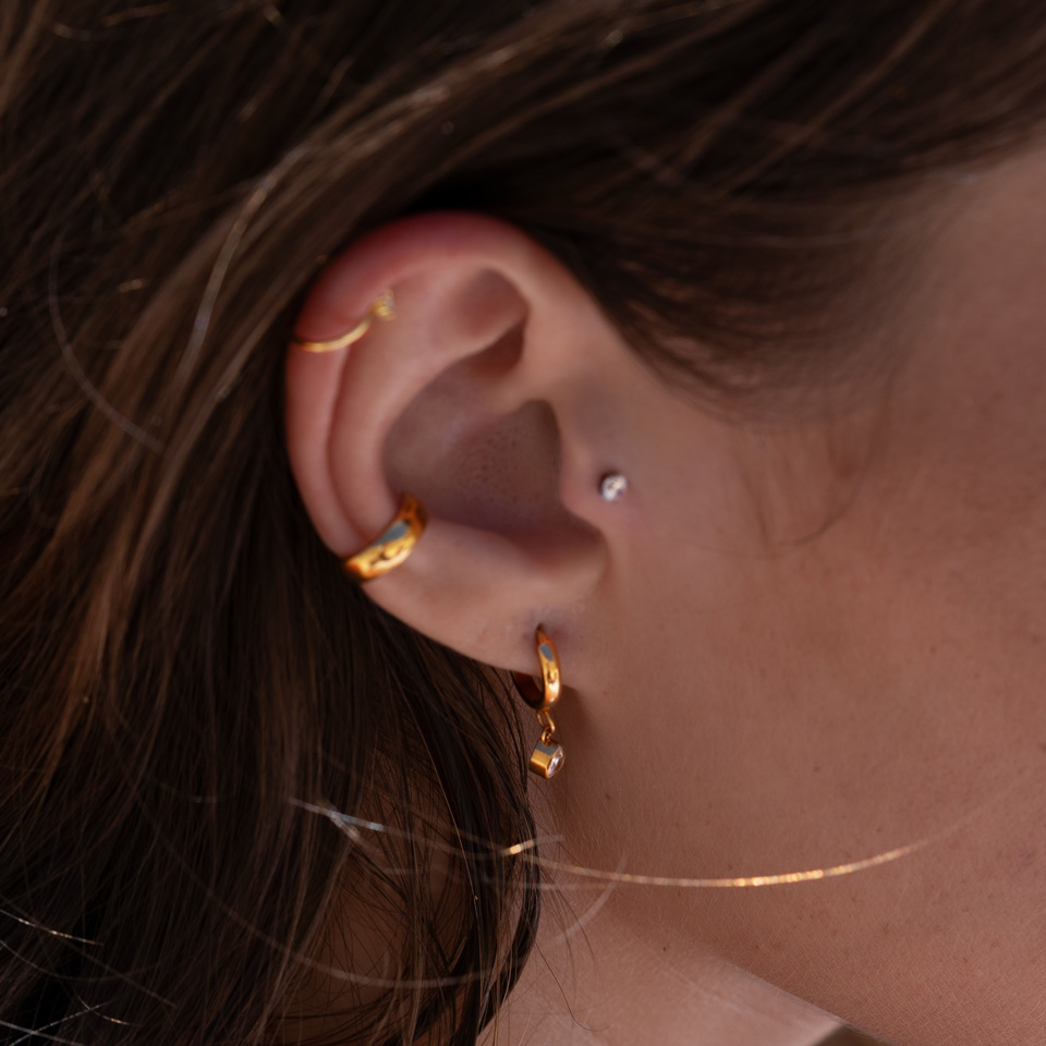 Titaanirengas pisaranmuotoisella riipuksella