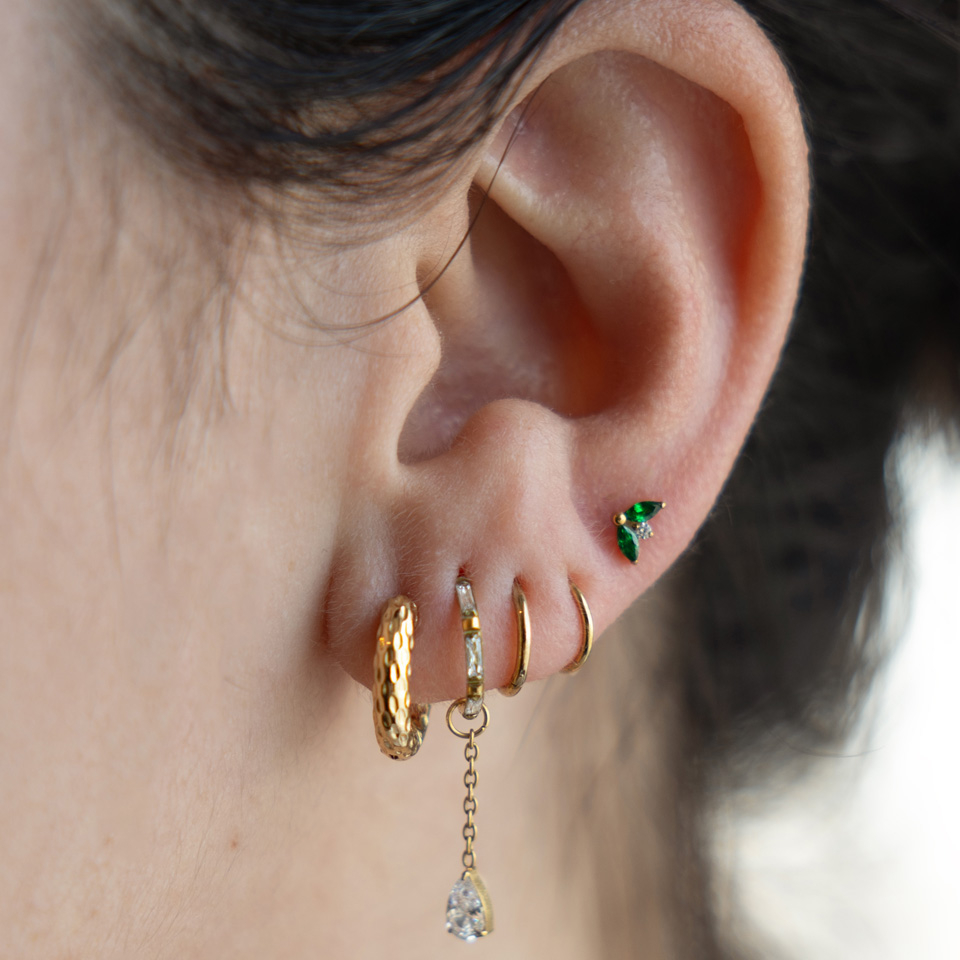 Titaanirengas baguette-hiotuilla korukivillä