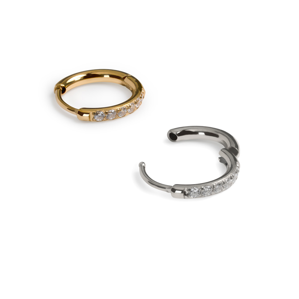 Kirurginteräksinen huggie-vannepari korukivillä