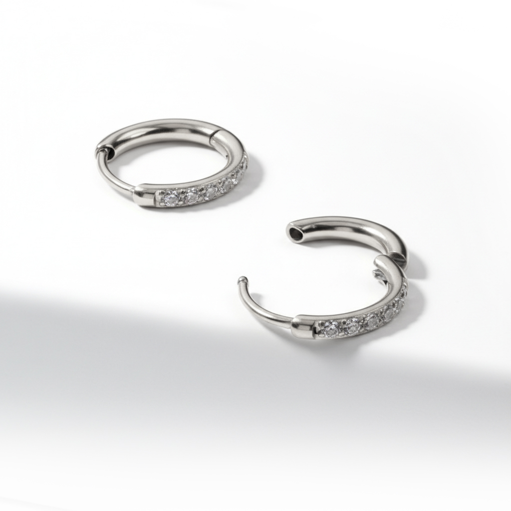 Kirurginteräksinen huggie-vannepari korukivillä