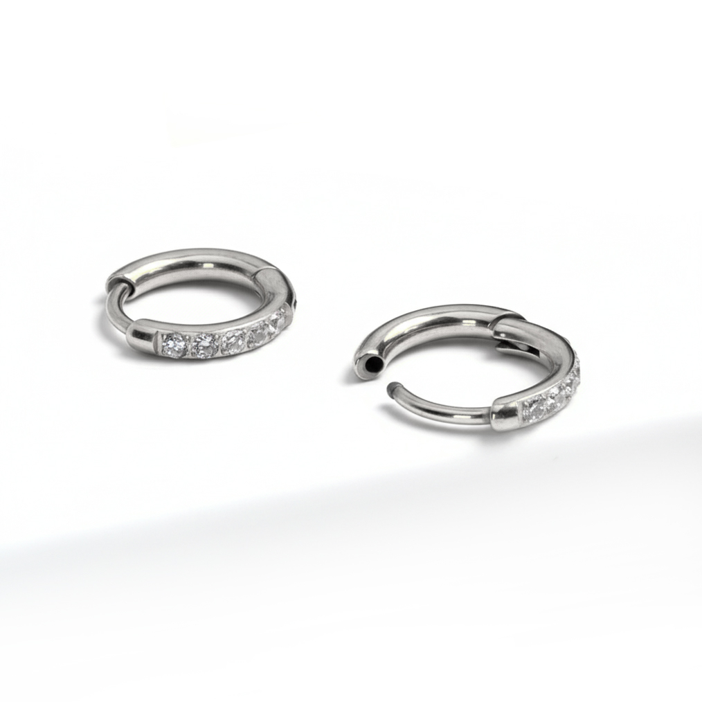 Titaaninen huggie-rengaspari korukivillä