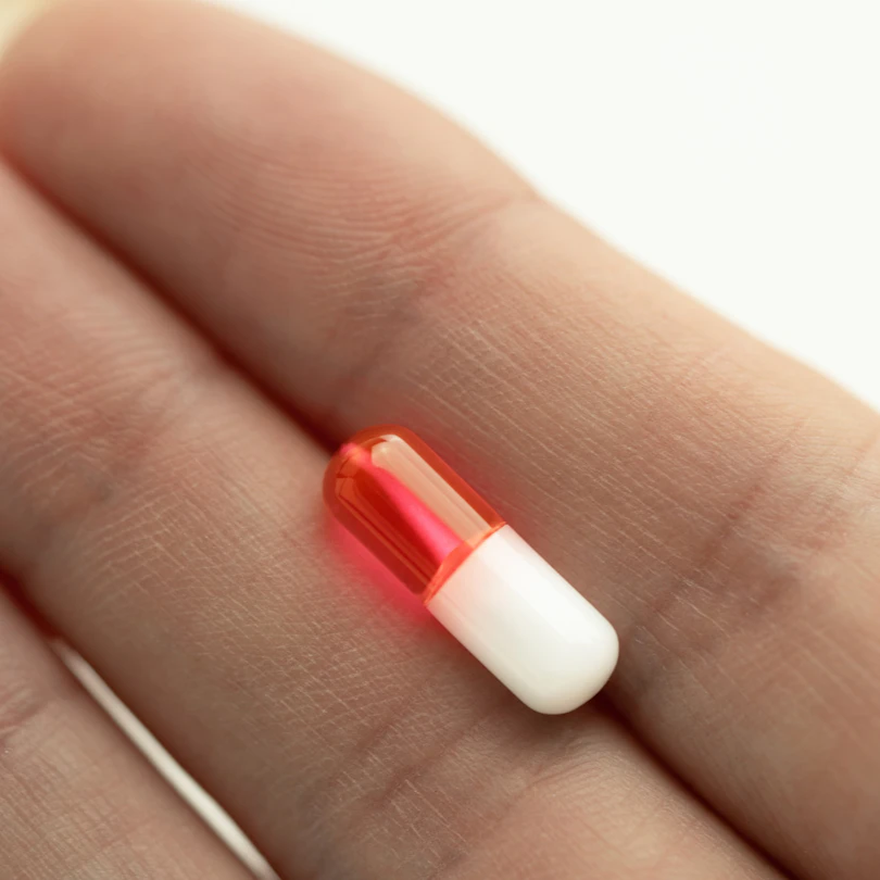 Kielikoru kaksivärisellä pillerillä
